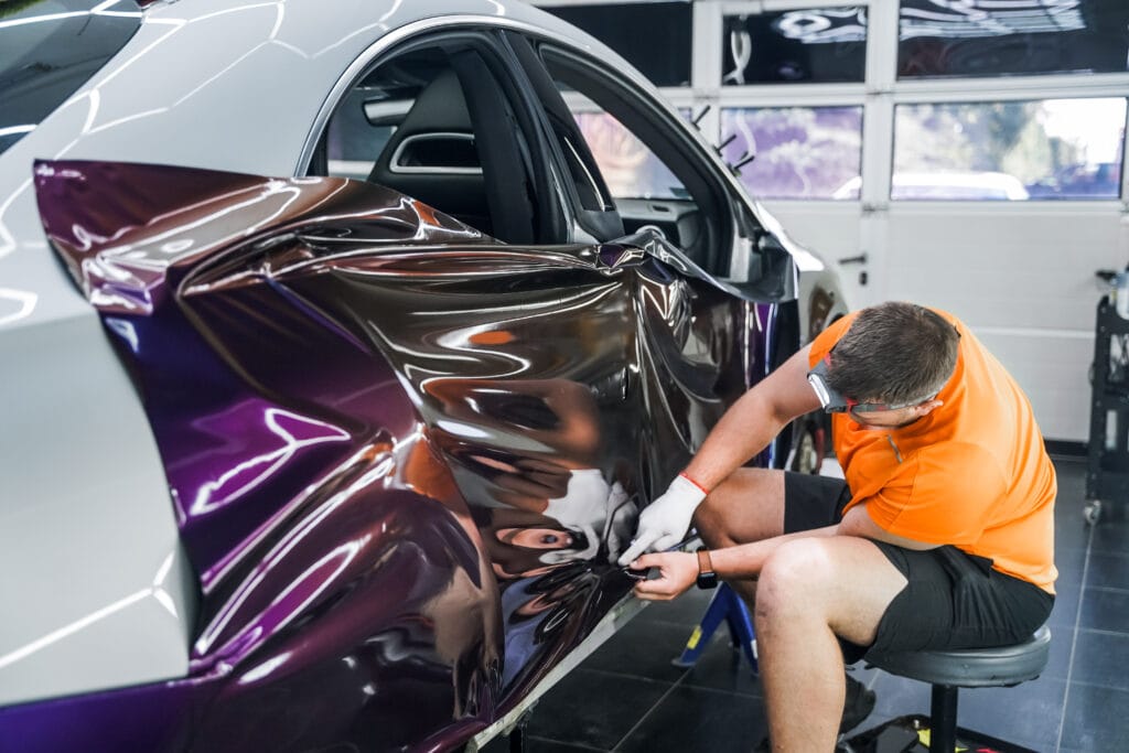 Oklejanie auta za pomocą kolorowej foli